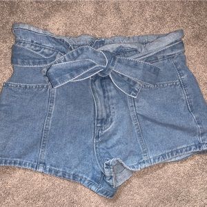 Bow tie Jean shorts 🩳 NEVER WORN